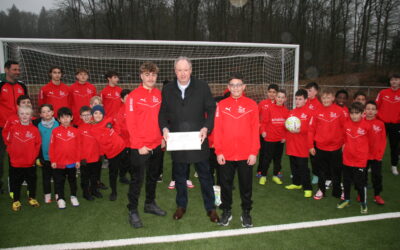 Übergabe der Trainingsanzüge mit unserem Sponsor Echterhage Holding GmbH & Co. KG